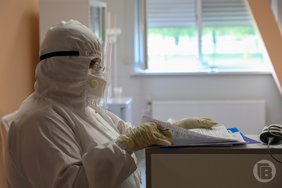 медики коронавирус скорая. резервный госпиталь вднх. медики коронавирус россия. сейчас много заболевших. больной человек в карантине.