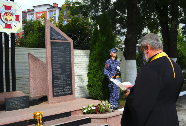 В специальном моторизованном полку Росгвардии открыли памятник воинам, павшим при исполнении воинского долга