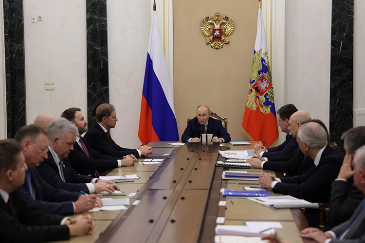 Президент России Владимир Путин собрал совещание по ситуации на мировых рынках нефти и газа, причем очень представительное