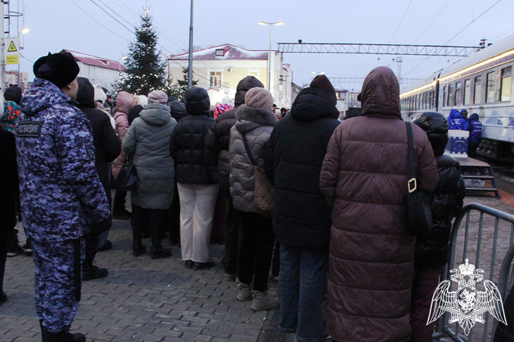 Росгвардия обеспечила безопасность прибытия поезда Деда Мороза в Тюменскую область