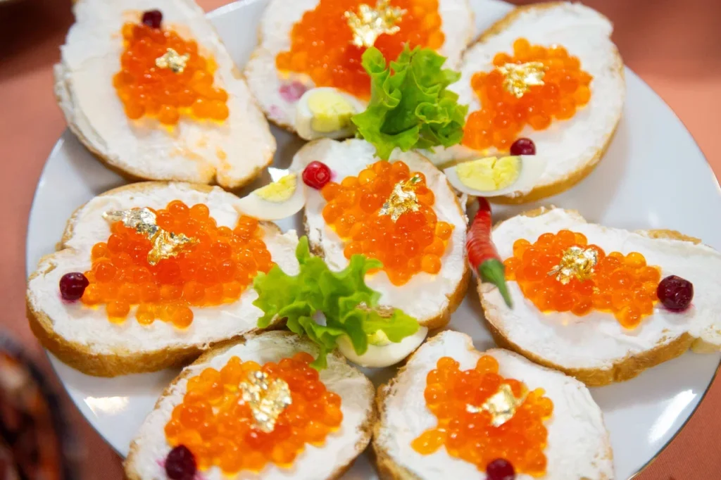 Модель Ирина Шейк показала новогодний стол с российскими блюдами