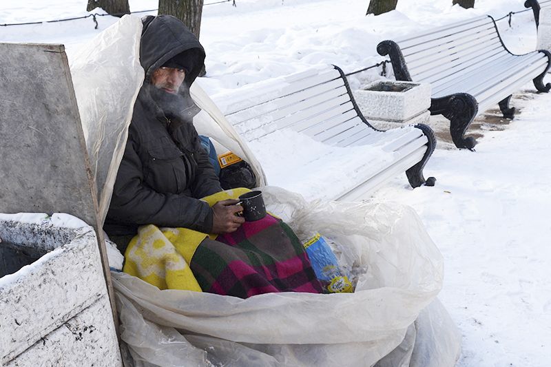 Бомж зима. Бездомные люди в Казахстане.