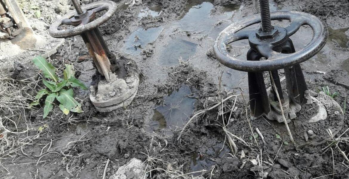 Скважина своими руками с обсадной трубой. Скважинные сервисные технологии. Нефтяная скважина. Бурение скважин на воду. Вышла из строя скважина.