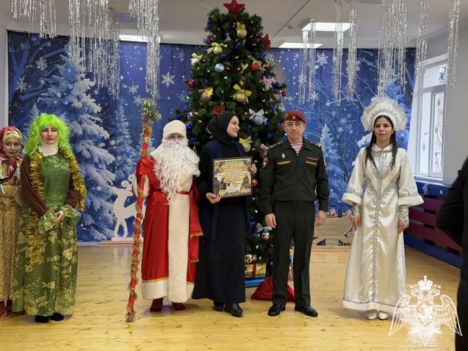 Военнослужащие махачкалинского соединения Росгвардии поздравили с наступающим Новым годом воспитанников социальных учреждений 