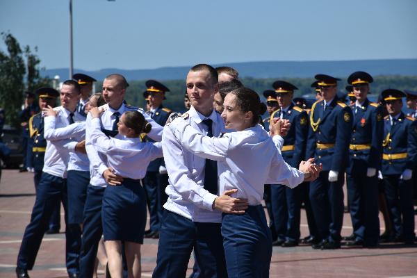 На площади Славы в Самаре состоялся выпуск молодых лейтенантов 