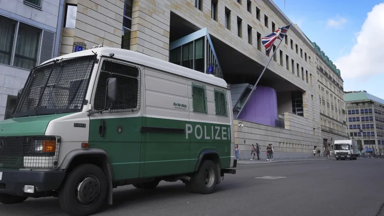 Бывший охранник британского посольства в Берлине получил 13 лет тюрьмы за шпионаж в пользу России