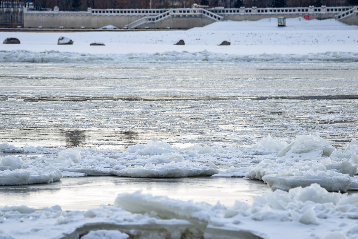 Вода в реке амур. Ледоход на реке Амур. Вода со льдом. Ледостав реки Юг. Река покрылась льдом.