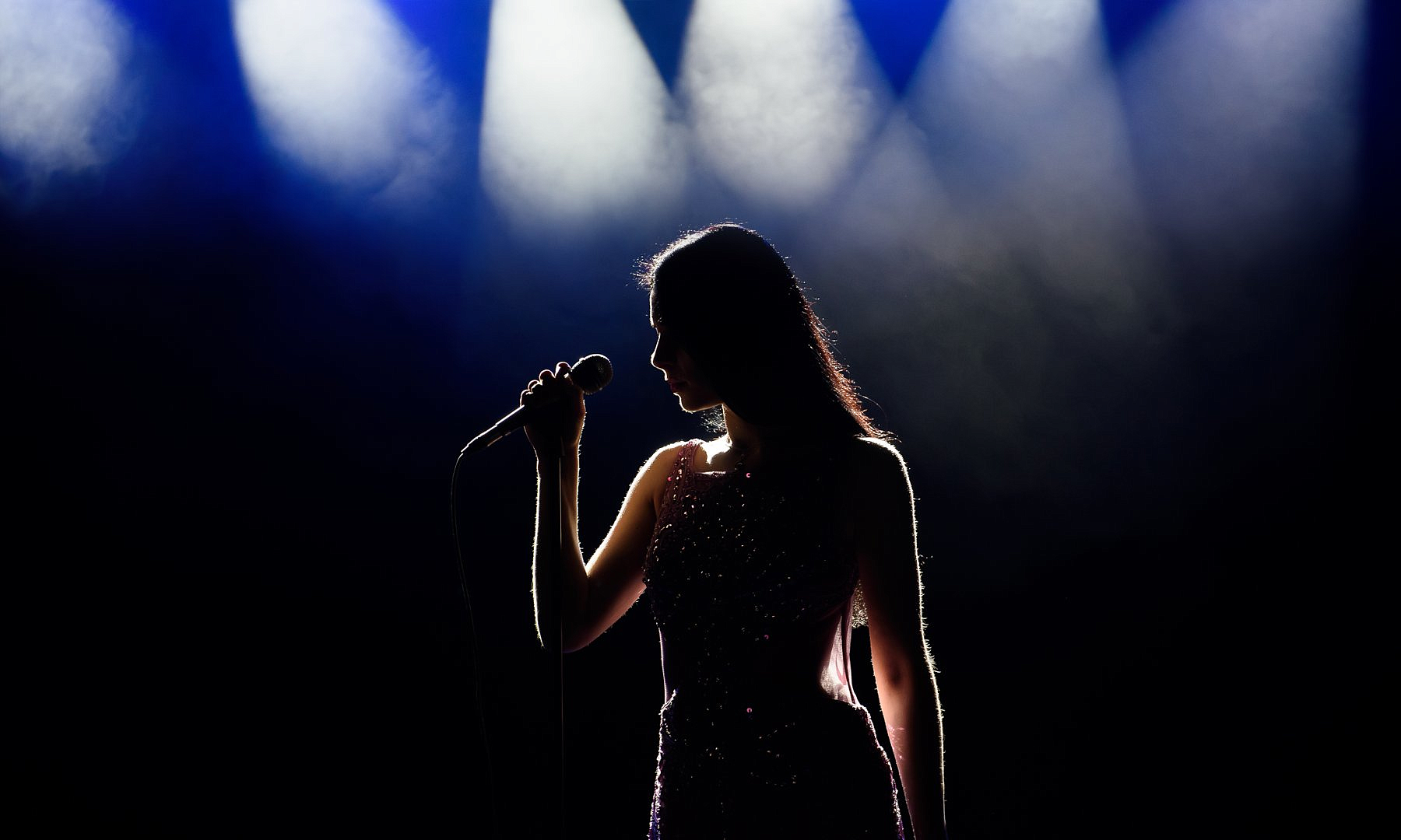 микрофон концертный. On stage. свет софитов на сцене. микрофон красивый. Blur на сцене.