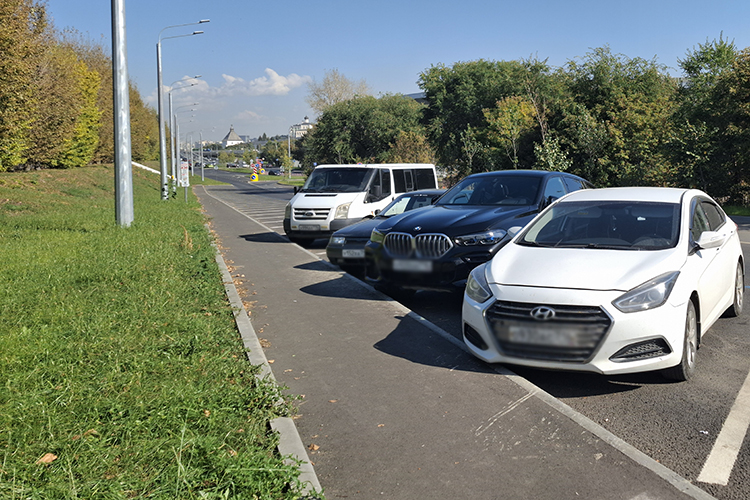 Парковка на Кремлевской набережной, по словам собеседника газеты, появится рядом с легкоатлетическим манежем и строящимся рекреационным комплексом TatarSu вдоль Кировской дамбы