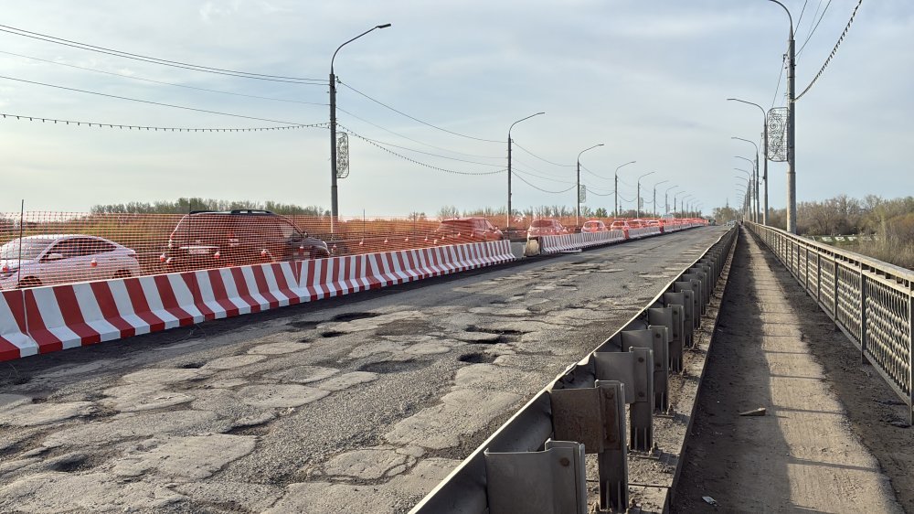 пробки из-за перекрытого моста через Урал