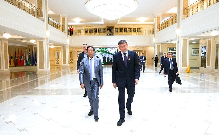 Встреча Николая Журавлева с членом Политбюро Народно-революционной партии Лаоса, Председателем Центрального комитета Лаосского фронта национального развития