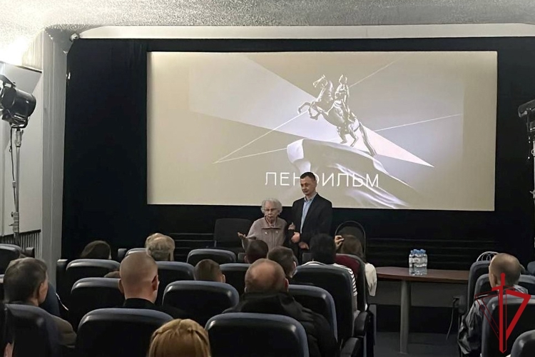 Сотрудники ОМОН «Бастион» и учащиеся подшефного класса встретились с ветеранами на киностудии «Ленфильм»