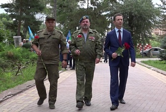 В Карачаево-Черкесии состоялась торжественная церемония возложения цветов, посвященная Дню Воздушно-десантных войск