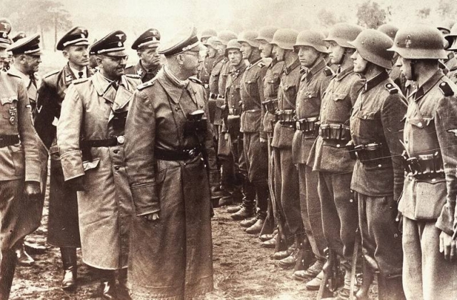 Рейхсфюрер СС Генрих Гиммлер инспектирует дивизию СС «Галичина». 1944