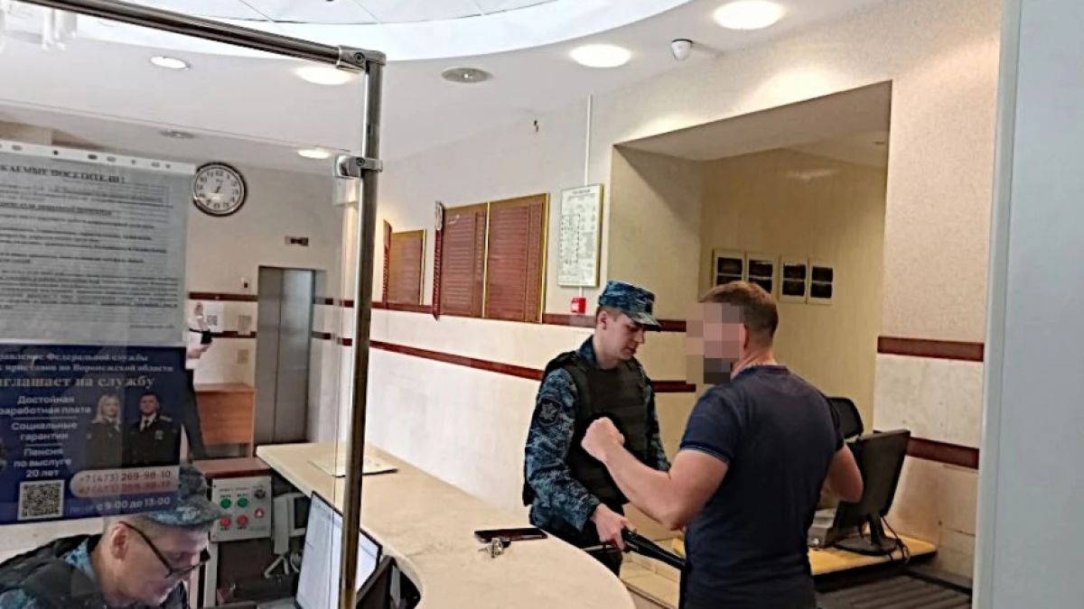 У дверей Арбитражного суда Воронежа задержали мужчину с телескопической дубинкой
