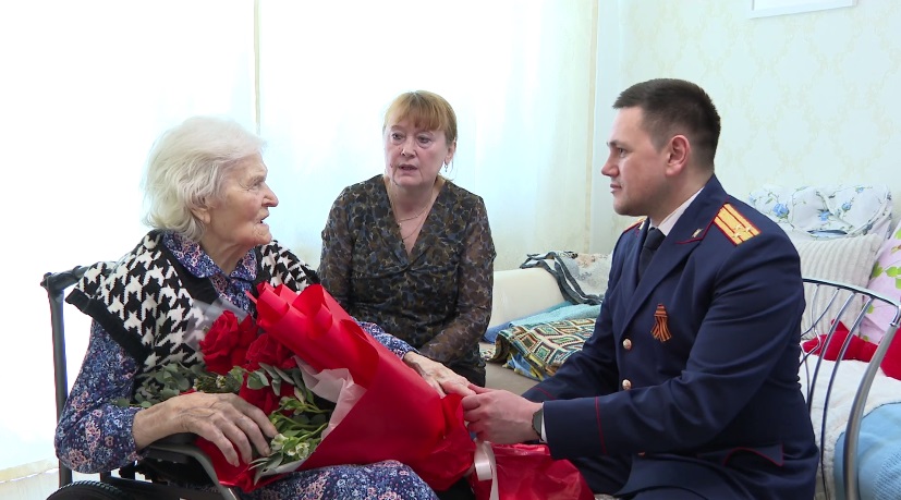Тюменские следователи поздравили ветерана с наступающим Днем Победы 