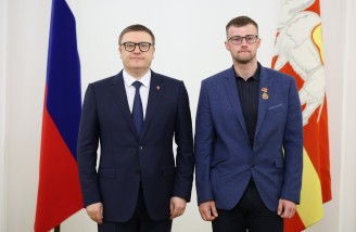 Алексей Текслер вручил государственные и региональные награды южноуральцам. Автор фото - Наиль Фаттахов 