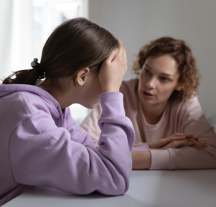 Психологическое насилие. Беспрекословно почему. Строгое воспитание мнение. Родмтели ругают ребёнка. Строгое воспитание мнение.