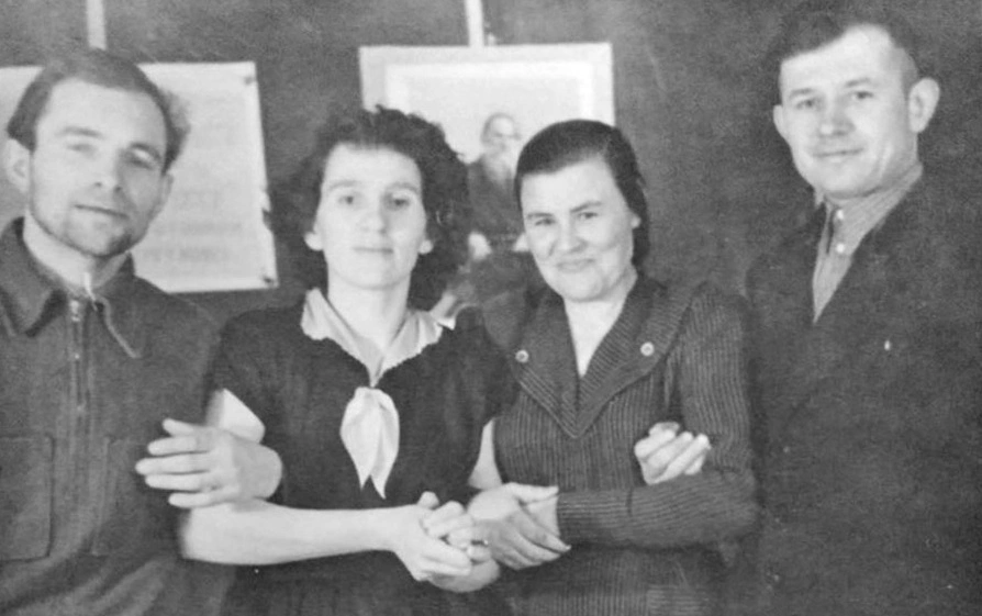 Посёлок Атарган. Семья Шевцовых с друзьями в клубе-палатке. 1956 год