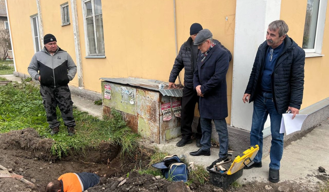 Отопительный сезон в Артемовском: подача теплоносителя идет, новые порывы в работе