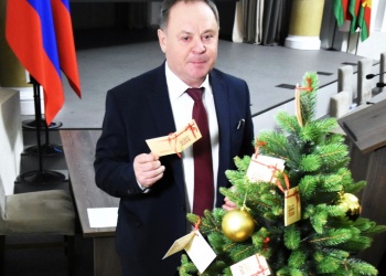 В преддверии Нового года представители двух СРО сделали детям подарки и организовали для них праздники 