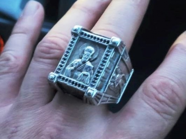 В Омской области сельчанин украл у приятеля огромный перстень с иконой 