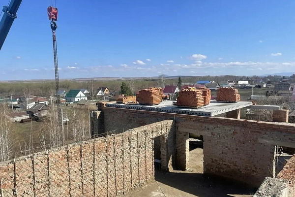Условия обучения детей в проблемной школе проверила депутат АКЗС