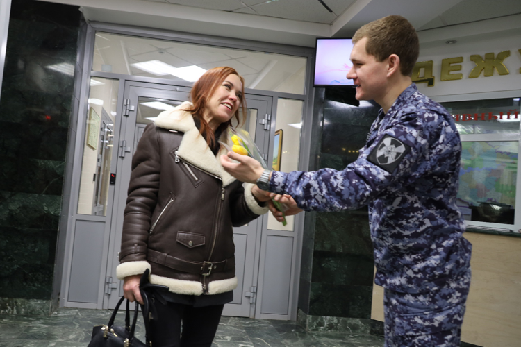 В Управлении Росгвардии по Татарстану женщин поздравили с праздником весны