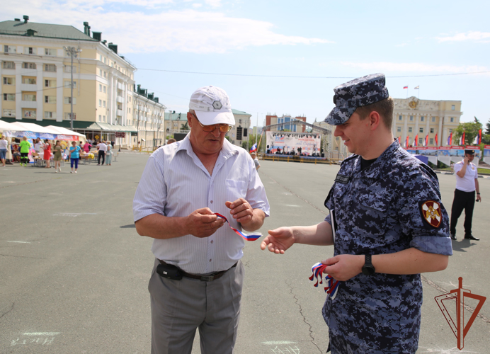 Росгвардейцы присоединились к акции «Российский триколор» в Приволжье