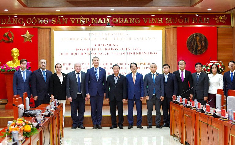 Делегация Совета Федерации во главе с первым заместителем Председателя СФ Андреем Яцкиным в рамках визита во Вьетнам встретились с руководством Народного комитета провинции Кханьхоа