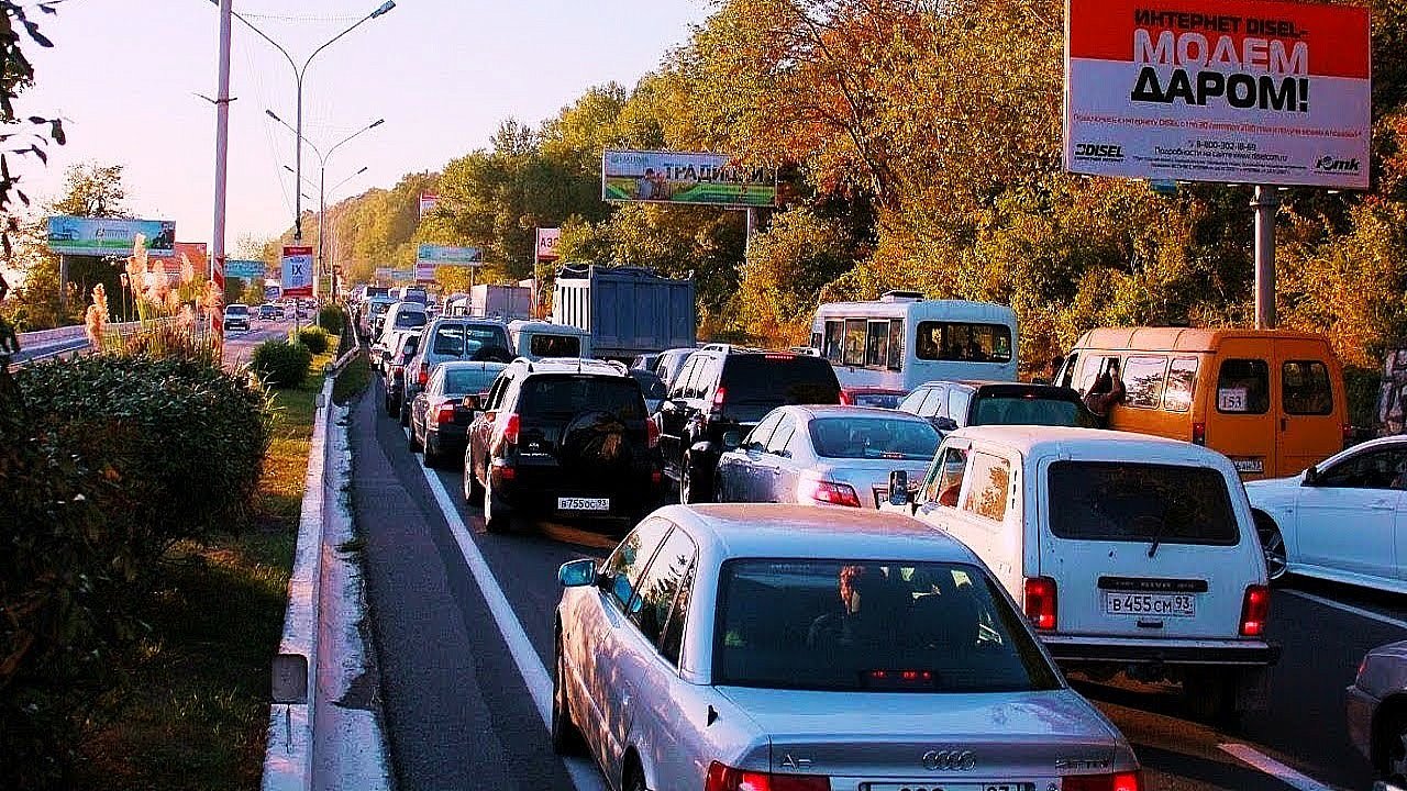 Пробки сочи. Трасса сочи адлер сейчас. Пробки сочи. Как выехать из сочи сегодня. Пробки сочи дагомыс.