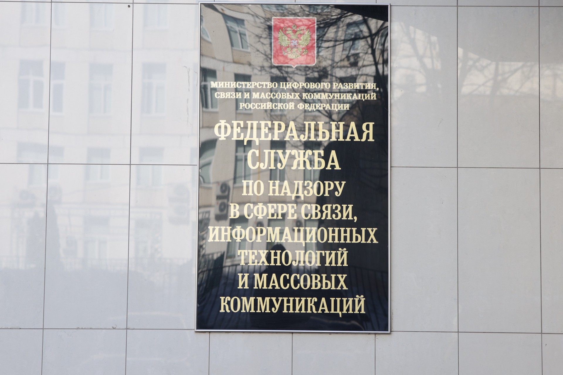 Баннер с орангутаном к 9 Мая заинтересовал прокуратуру и Роскомнадзор