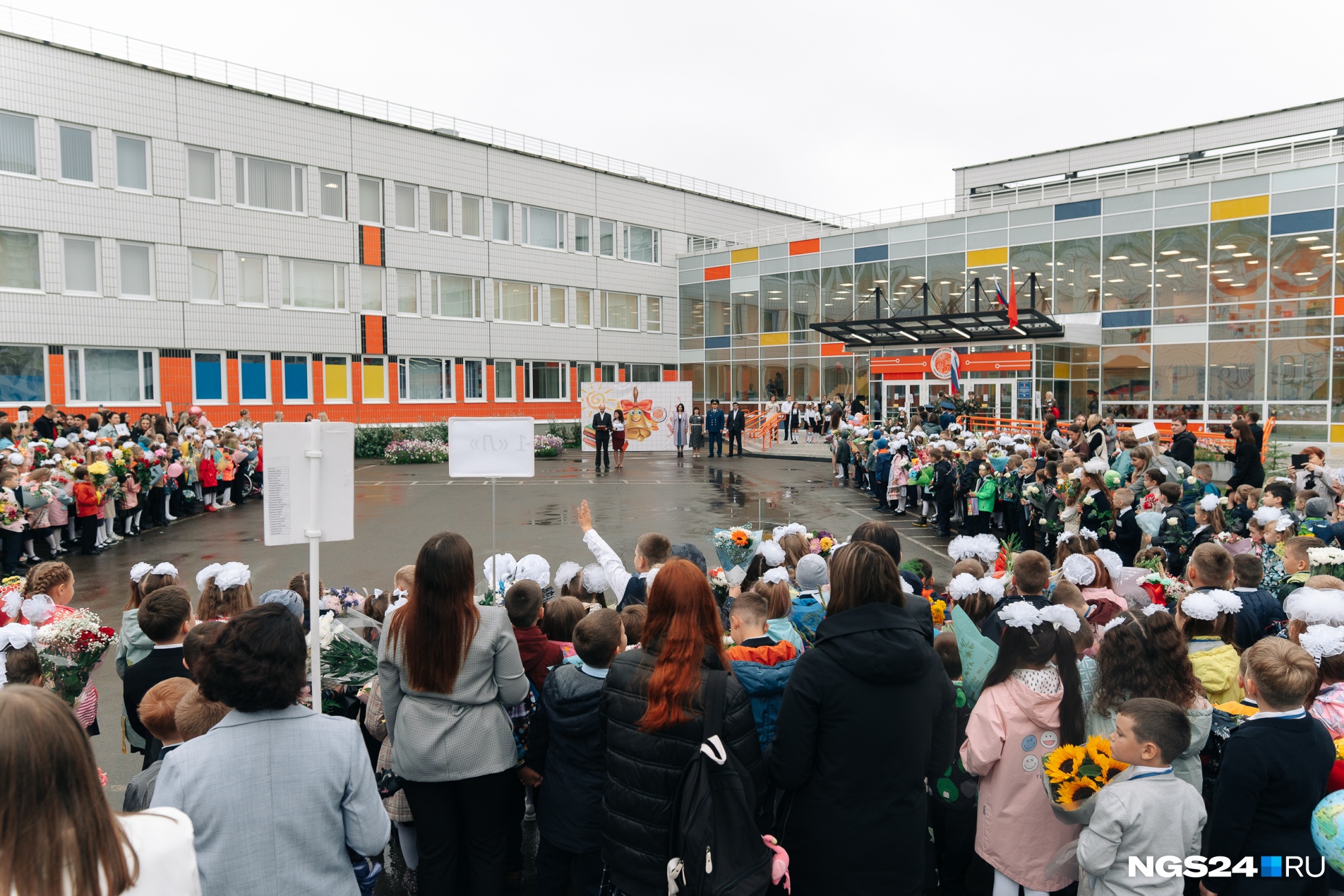 Есть ли в красноярске школа. Школа 159 Красноярск. ШК В Солнечном Красноярск. Линейка в школе. Школа 1 Красноярск.