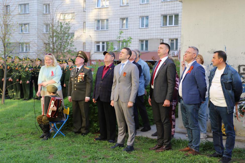 Депутаты - участники парада у дома ветерана, фото Александры Федотовой