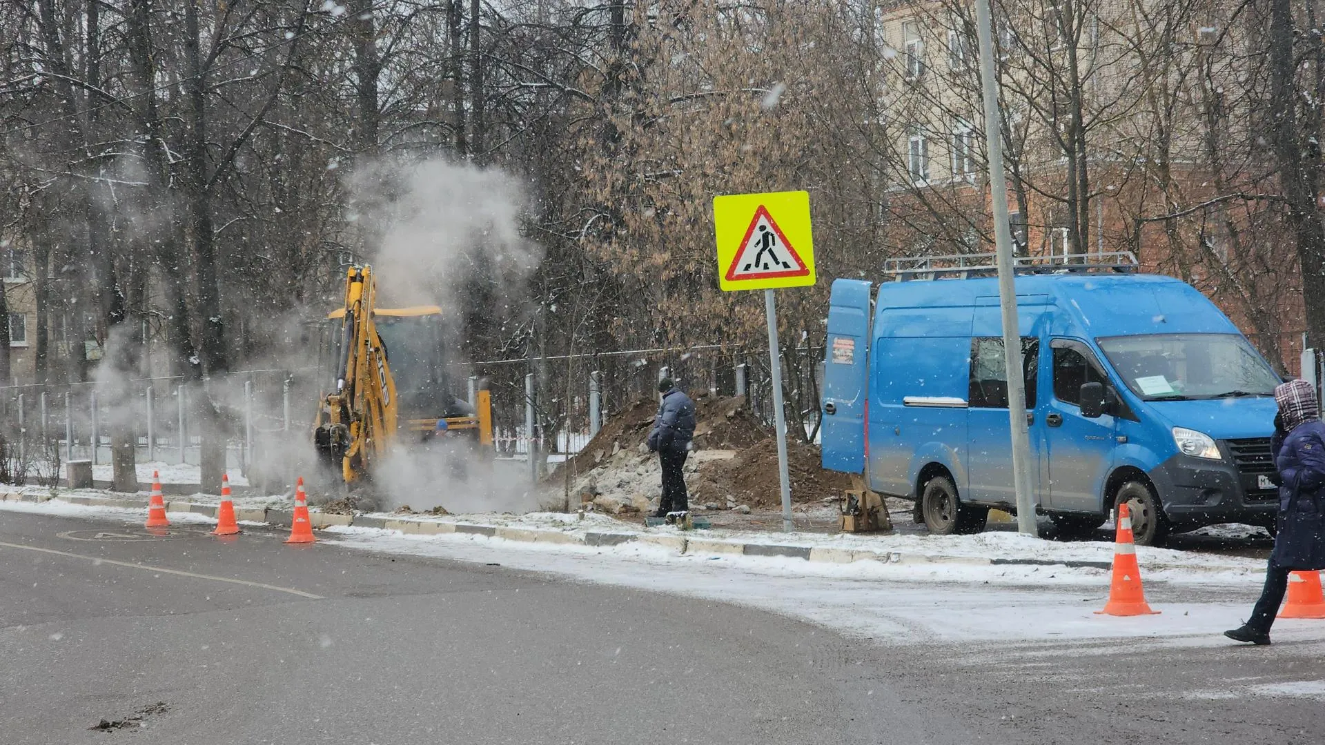 В Жуковском продолжаются работы по устранению неисправности на магистральном трубопроводе