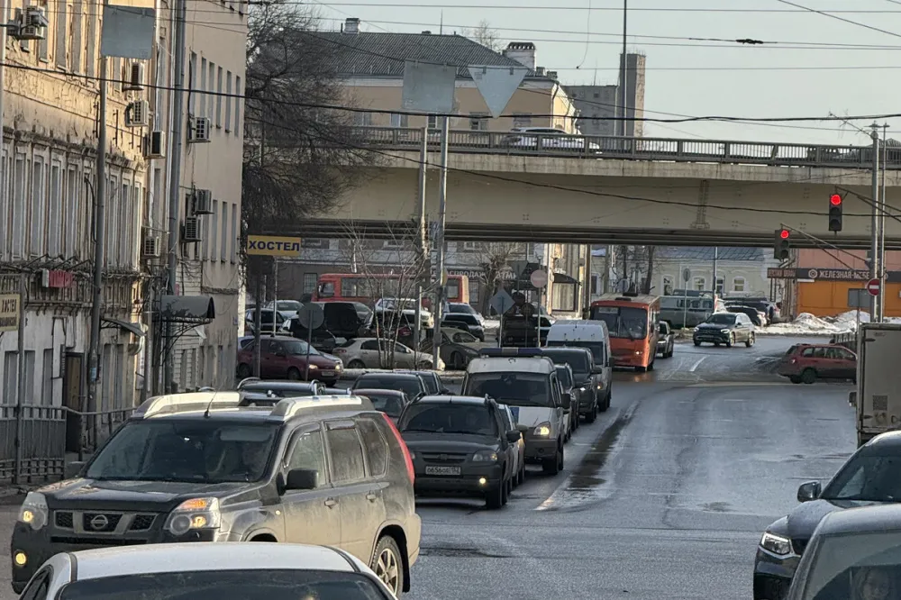 Фото Дорога будет долгой: огромные пробки образовались в Нижнем Новгороде 8 октября - Новости Живем в Нижнем