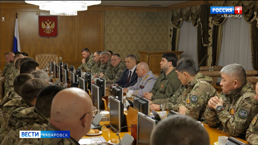 Знамя Победы подарили Юрию Трутневу госслужащие Дальнего Востока, ушедшие добровольцами на СВО