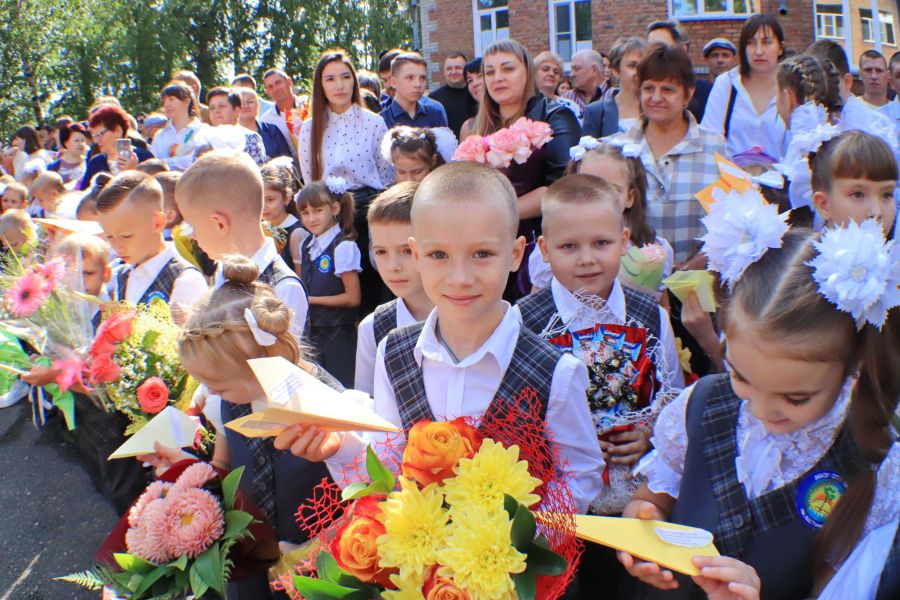 Будет ли 1 сентября в 2024 году. Линейка 1 сентября. 1 Сентября 2023. 1 Сентября линейка в школе фото. Школы Тольятти линейка 1 сентября фото.