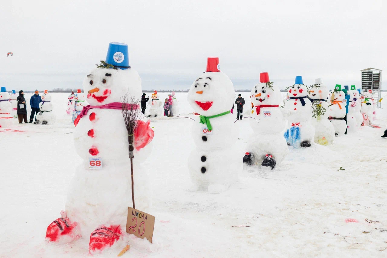 Каждая команда украшала снеговиков, используя свою фантазию и воображение