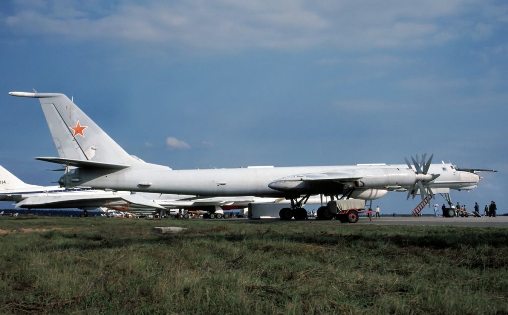Tu-142_(12509379673).jpg Tu-142_(12509379673).jpg