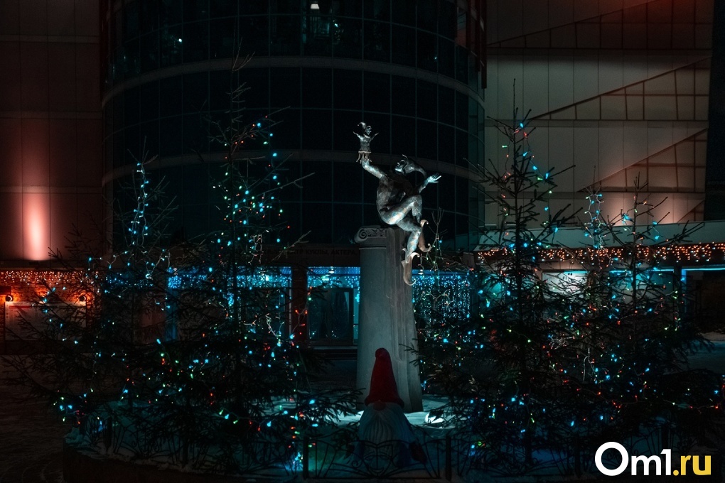 город украшенный к новому году. любинский проспект омск новогодний 2022. омская крепость новый год 2022. новогодний омск куда сходить. главная елка омска 2022.