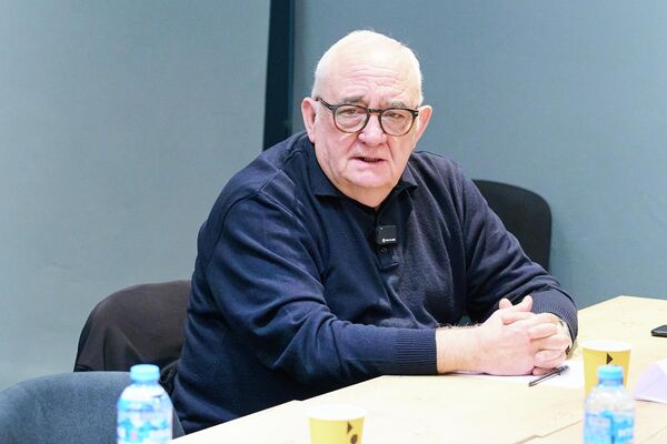 На встречу участников круглого стола – экспертов и политологов, пригласил главный редактор газеты "Свободная Грузия" Тато Ласхишвили. - Sputnik Грузия