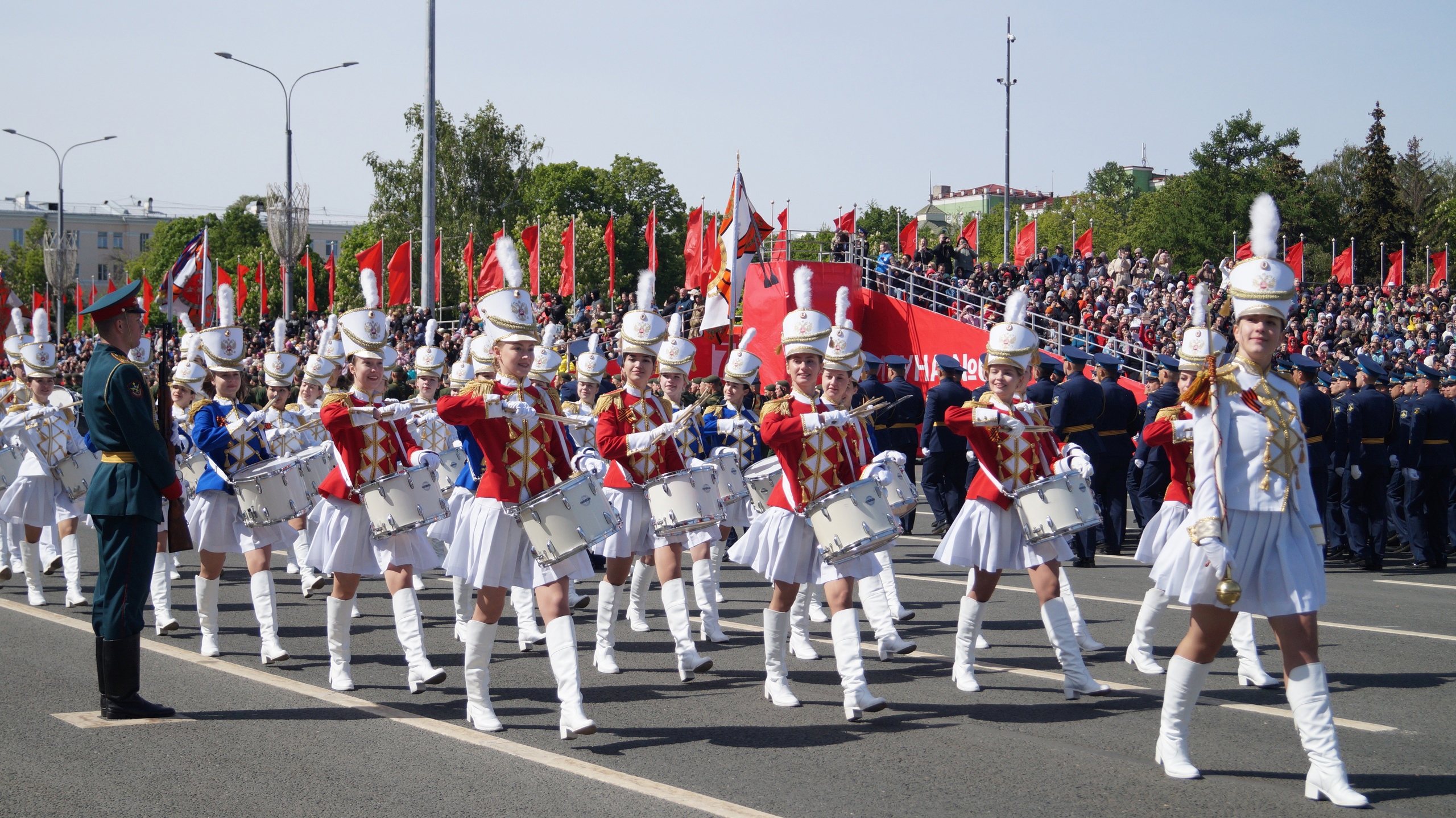 Барабанщицы на параде