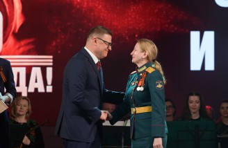 На торжественном концерте к юбилею Великой Победы Алексей Текслер вручил награды героям спецоперации и волонтерам