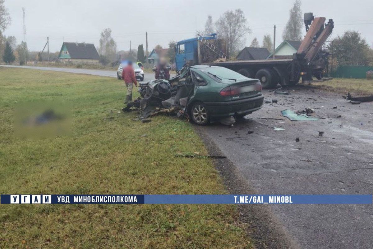 В Борисовском районе столкнулись Renault и МАЗ – последствия печальные