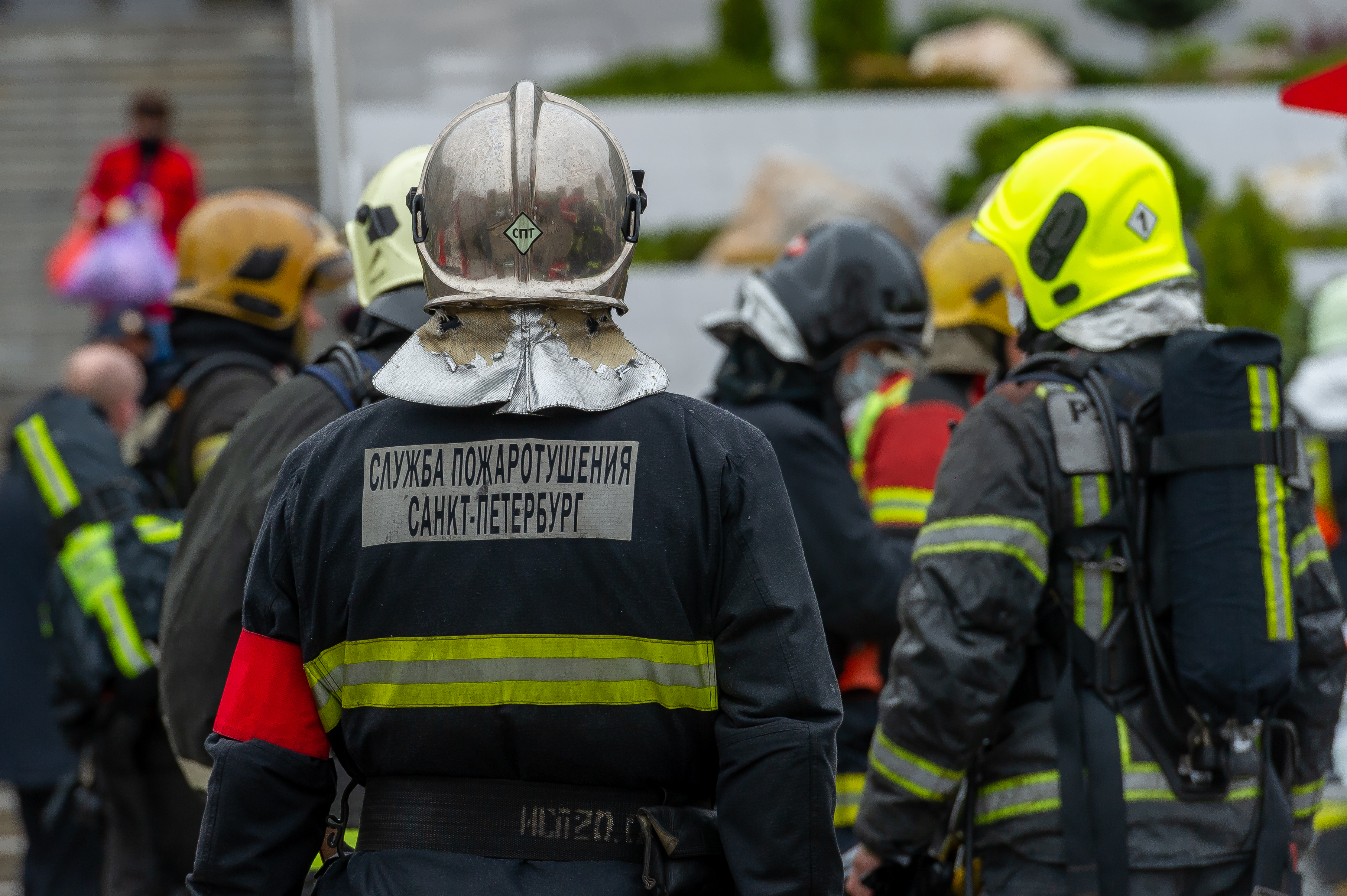 Пожар в петербурге сегодня новости. Фото пожарных на пожаре. Пожар в Санкт-Петербурге. Питер пожарный на один день. Пожарный человек фото.