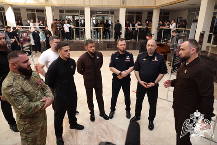 Представитель Управления Росгвардии по Чеченской Республике принял участие в открытии региональной патриотической выставки