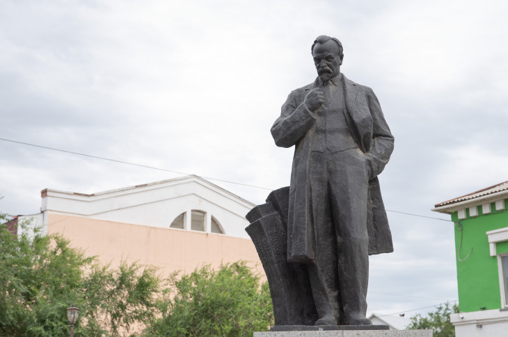 Памятник академику Дмитрию Прянишникову в Кяхте
