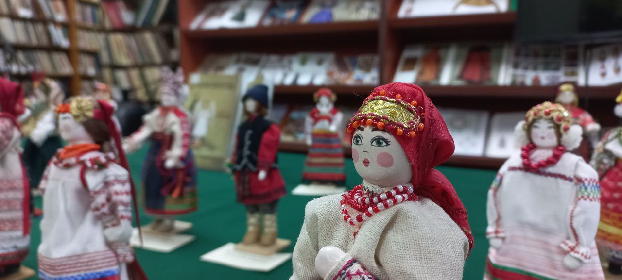 Тульская научная библиотека. Куколки скелетцы. Яснополянские куколки-скелетцы. Выставка комодной куклы Яснопольская керамика.