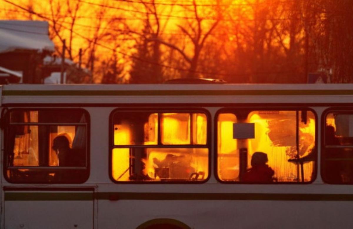Замерзшую дверь автобуса на Алтае спасатели отогревали тепловой пушкой